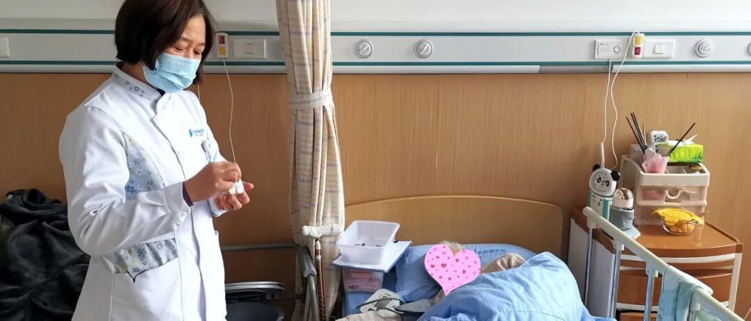 金华顾连金帆康复医院医生在为住院老人进行用药指导