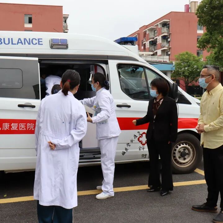 顾连金帆刚下夜班的护士们又踏上了前往核酸采样点的车辆