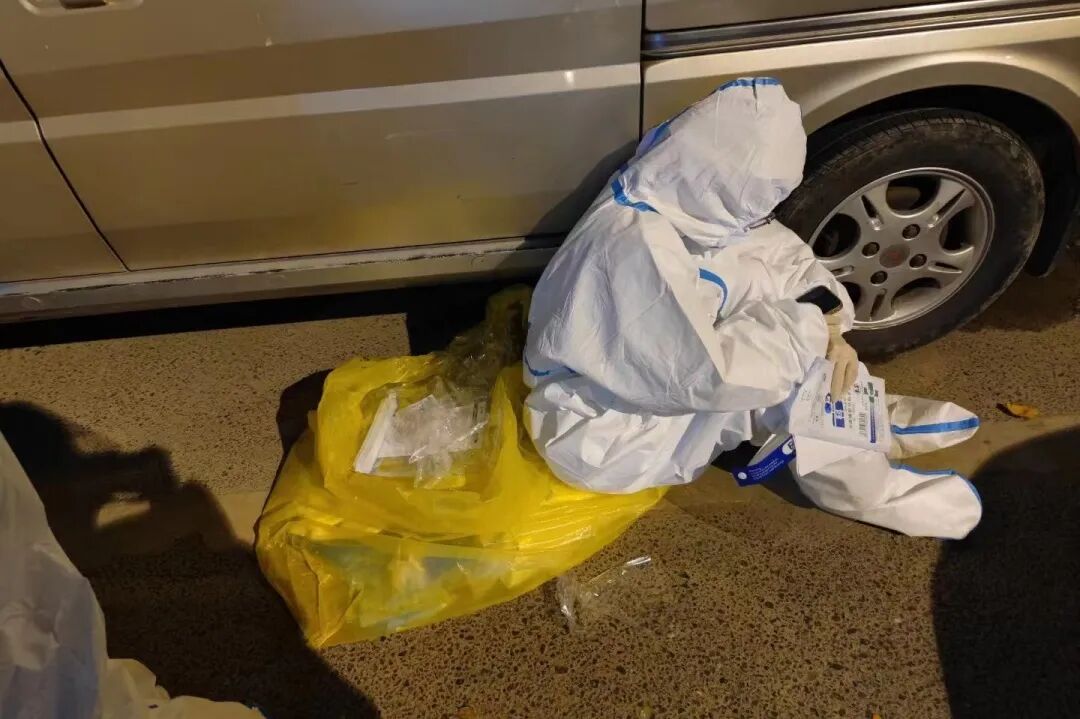 金华顾连金帆康复医院抗疫大白靠在救护车上稍作休息