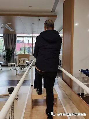 吴先生在金华顾连金帆康复医院做抗阻康复训练