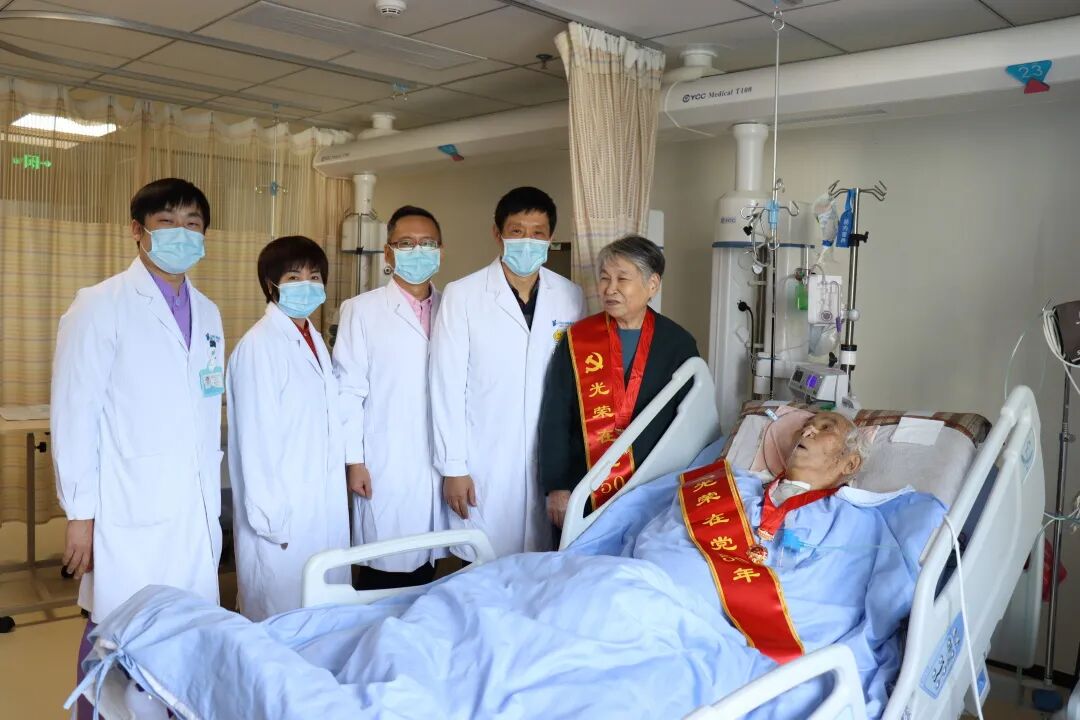 金华顾连金帆康复医院ICU里的纪念章颁授仪式