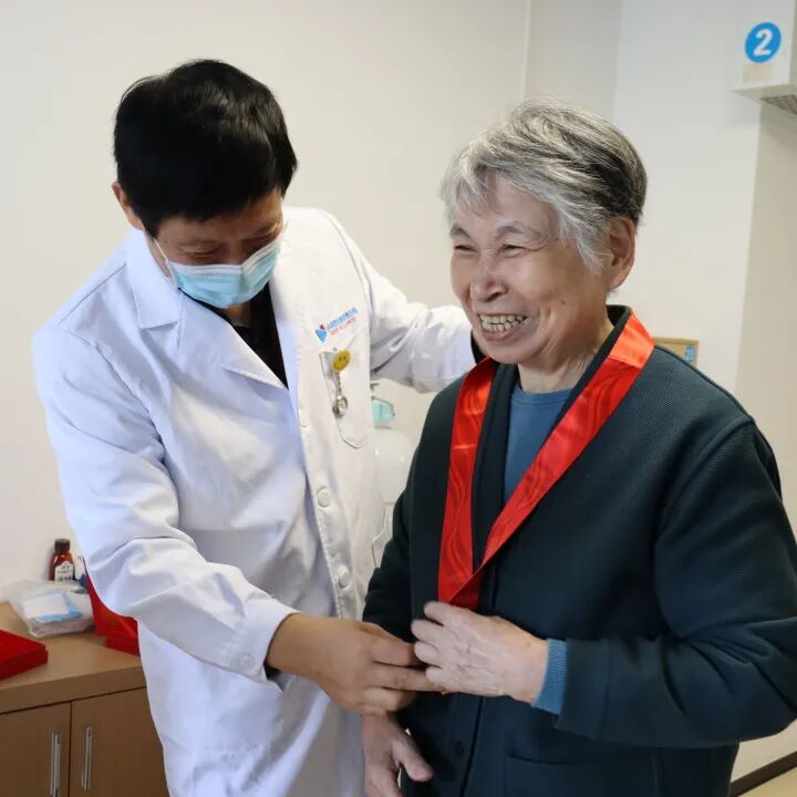 金华顾连金帆康复医院ICU里的纪念章颁授仪式