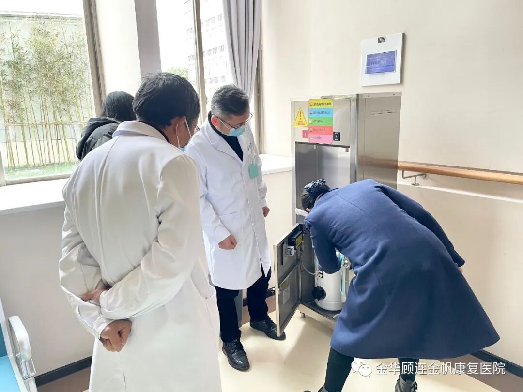 金华顾连金帆康复医院领导对饮水设施进行检查