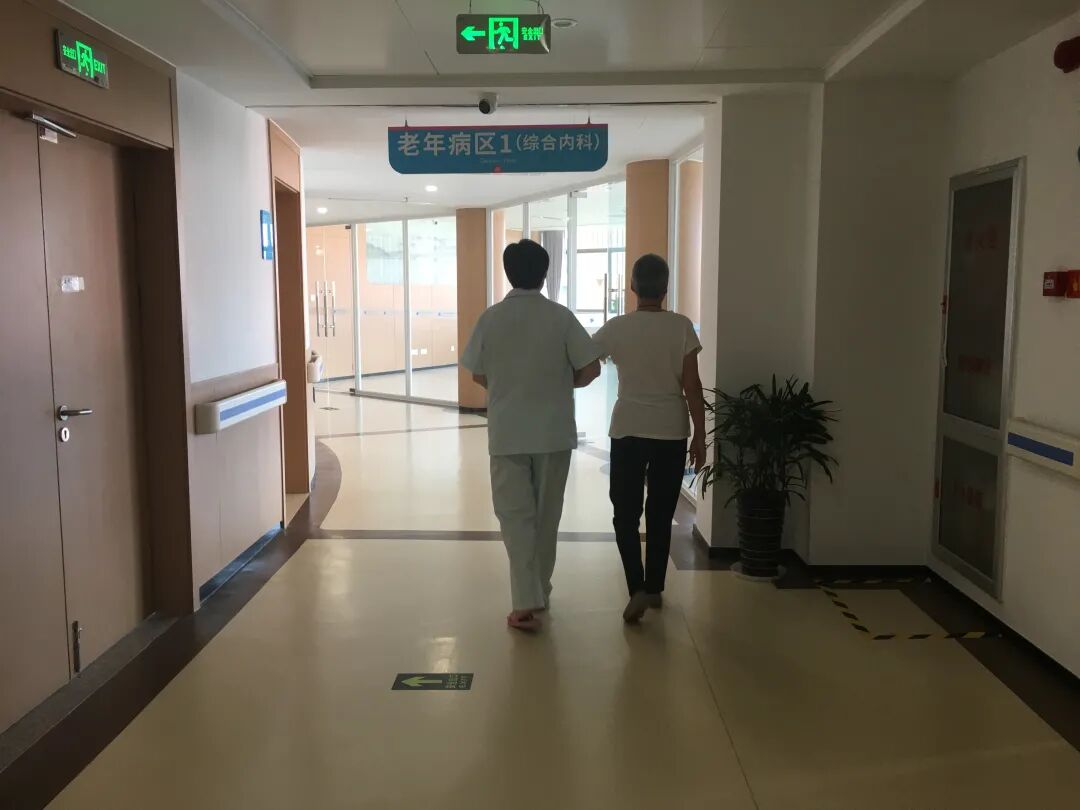 金华顾连金帆康复医院最美护工化身“铲屎官”