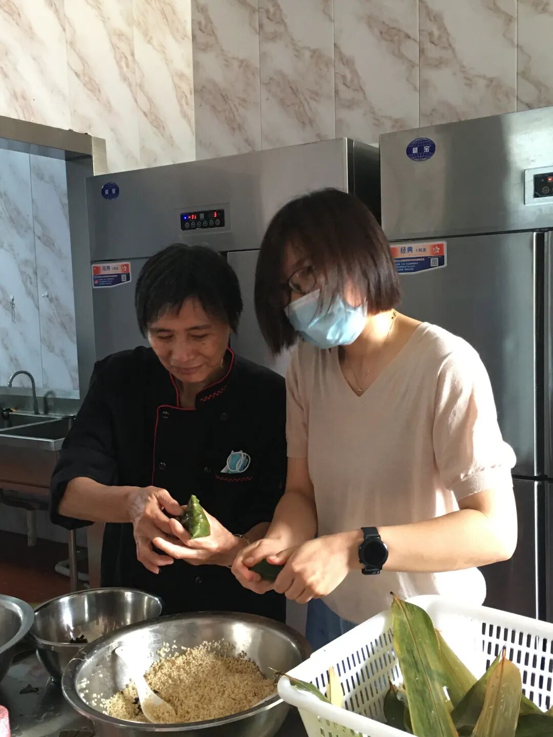 金华顾连金帆康复医院食堂为员工包粽子