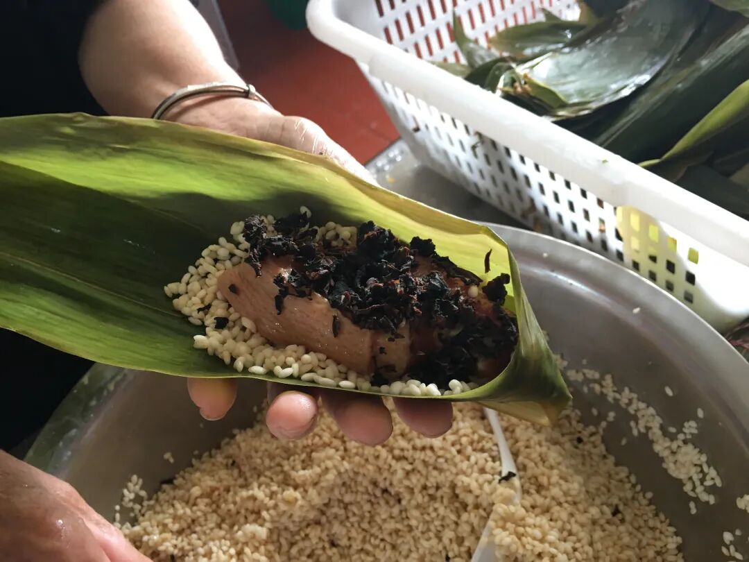 金华顾连金帆康复医院食堂为员工包粽子