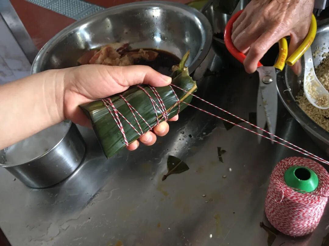 金华顾连金帆康复医院食堂为员工包粽子