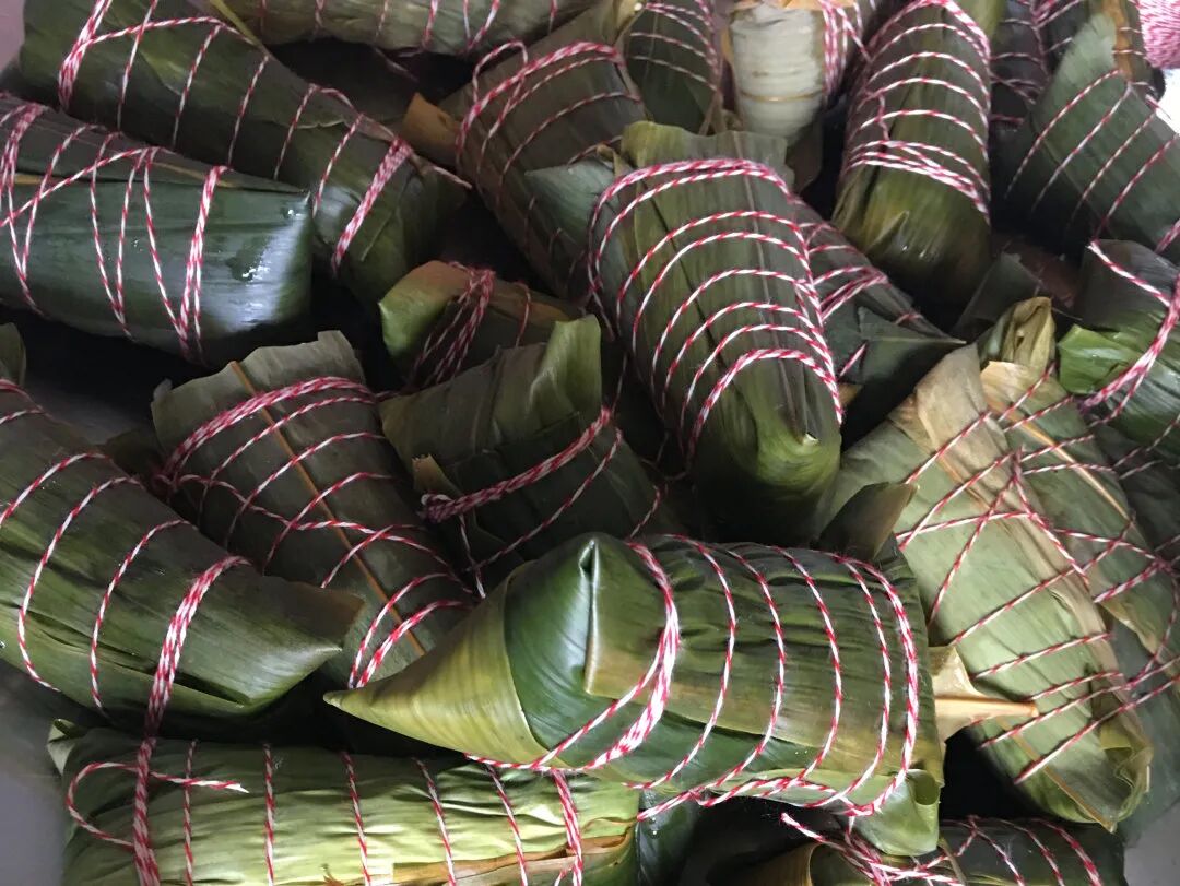 金华顾连金帆康复医院食堂为员工包粽子