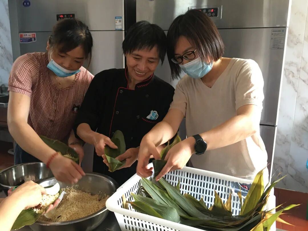 金华顾连金帆康复医院食堂为员工包粽子