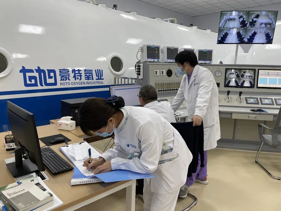 金华顾连金帆康复医院重症患者入舱做高压氧治疗操控台监控