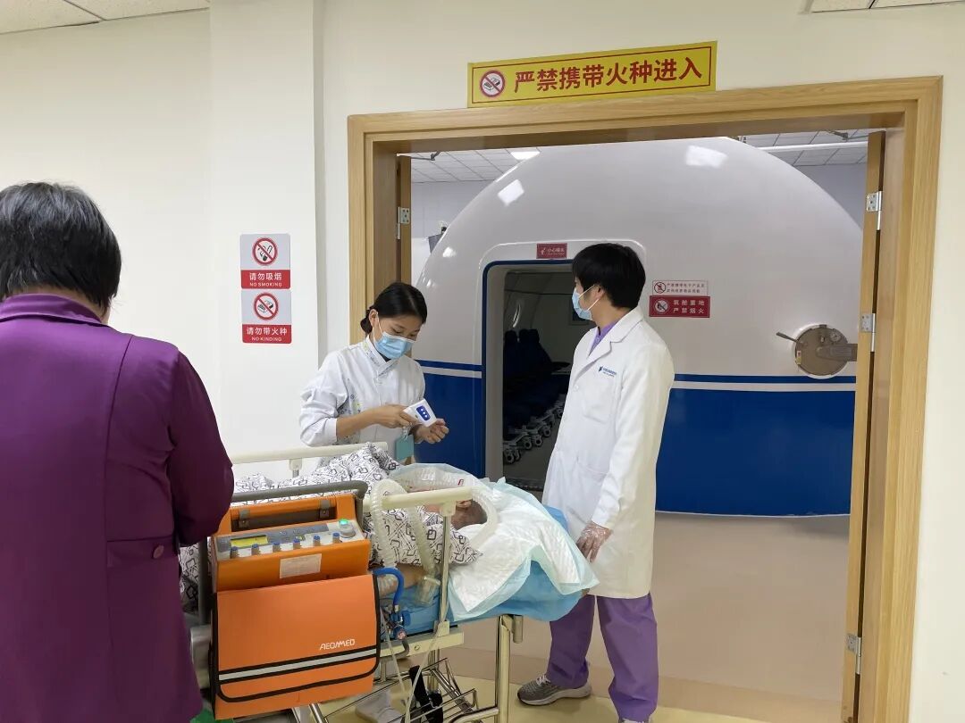 金华顾连金帆康复医院重症患者即将入舱做高压氧治疗