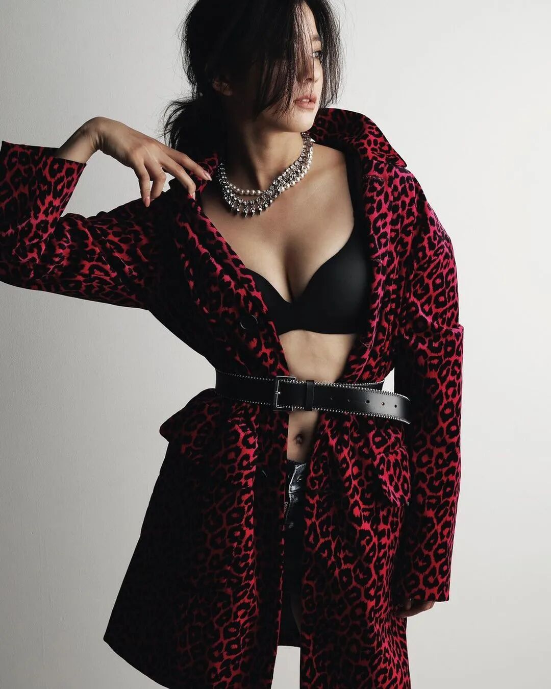 壁纸 拥有大长腿的灵动少女朝比奈彩 Yoho潮流志微信公众号文章