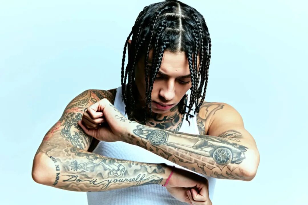 在专门收录drill风格 rapper 穿搭的账号@ukdripper中,central cee 更