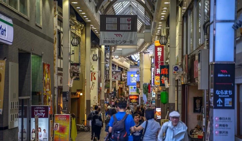 想做開放商業街卻又怕風吹日曬雨淋的趕跑顧客？不妨給商業街加個「頂」 旅遊 第27張