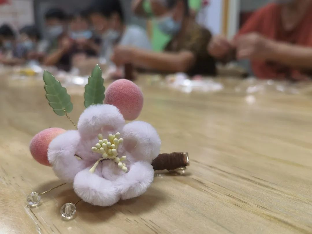 美感的和谐,手工的用心于一体的绒花簪花--桃花簪,就制作完成啦!