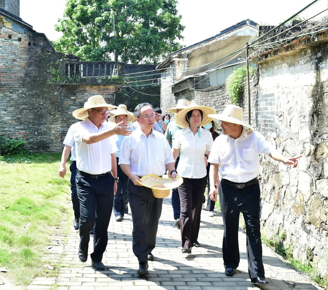 雷玉春在陽西縣委書記張秀潔以及陽西縣領導陳榮欣,王周凱的陪同下