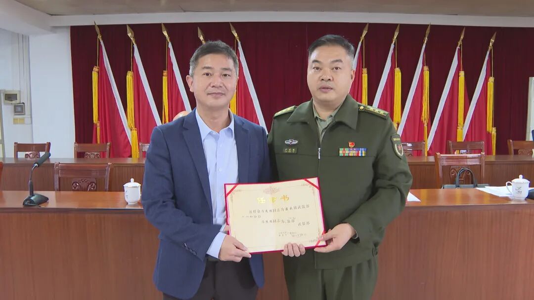 县委常委,县人武部政委旷成林宣读了任职命令并颁发了任命书