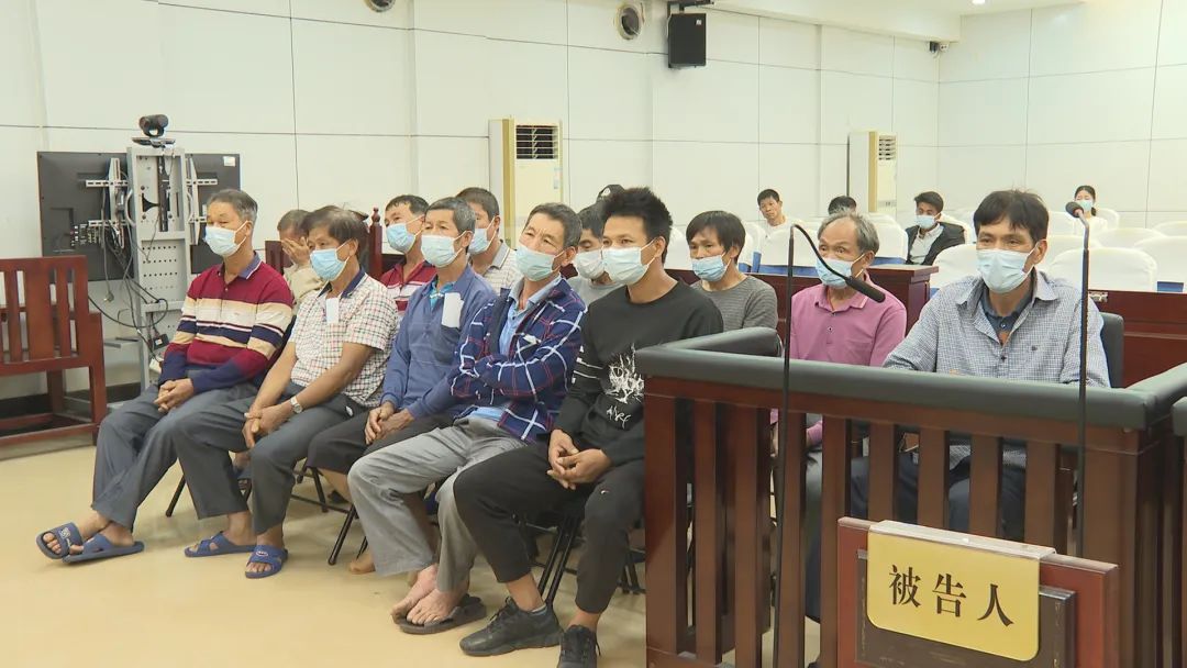 被告人馮某某等12人(同案11人已作相對不起訴處理)在陽西縣溪頭鎮藍袍