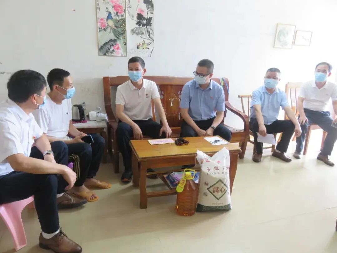 县领导到上洋中学慰问困难师生