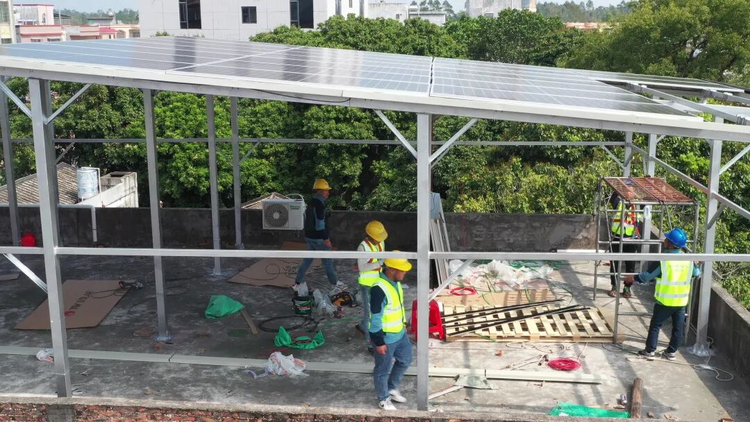 阳西居民安装屋顶光伏打造防雨隔热的空中花园