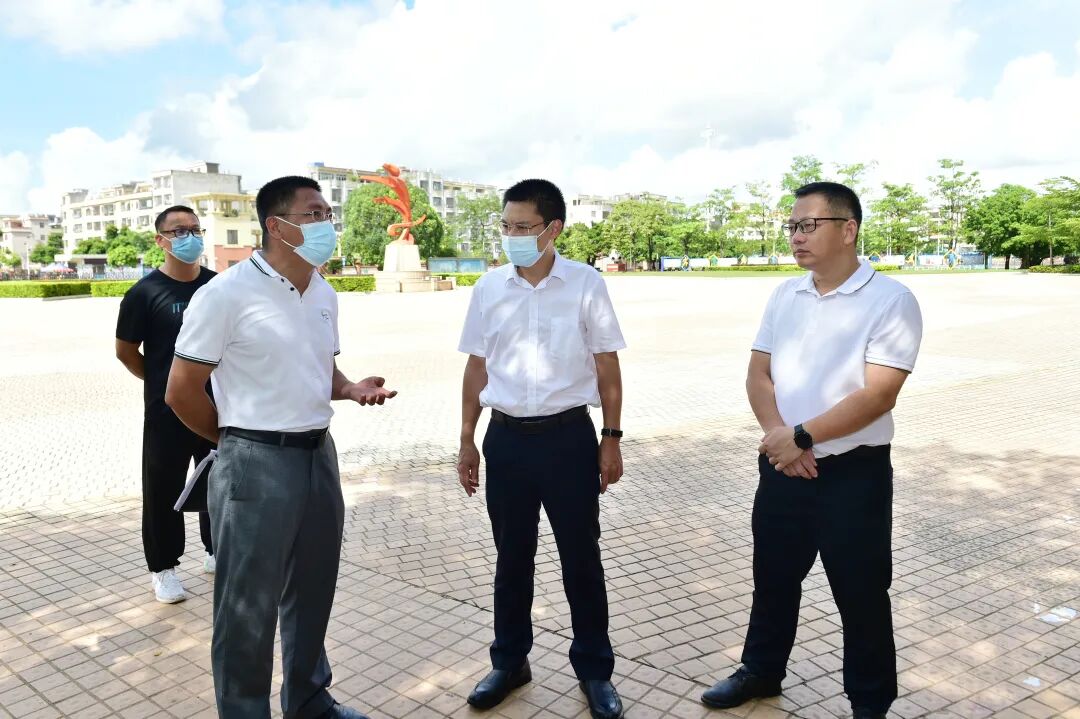 您当前所在位置:>首页>新闻>阳西新闻>黄家新一行先后来到方正中学