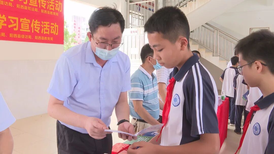日前,县信访局联合县司法局和县教育局,到方正中学开展《民法典》