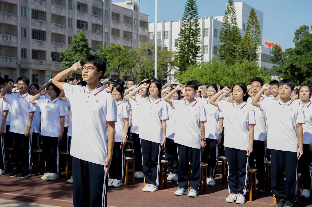 隊員面向隊旗整齊排列,最後一次唱響隊歌,最後一次莊嚴地向隊旗敬禮