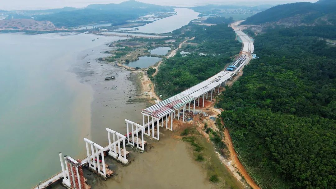 阳江海陵大堤至溪头段含阳江港大桥公路工程阳西段路面施工完成60