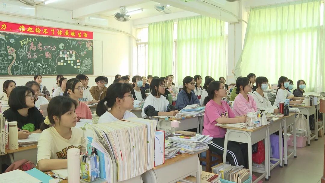 走进阳西一中,校园里随处可见为高三学生加油鼓劲的标语,教室里堆满