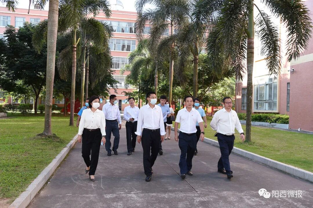 黄家新一行先后来到方正中学,阳江职业技术学院附属阳西学校,参观了