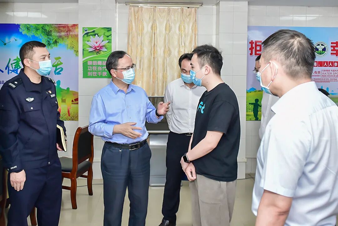 雷玉春一行在阳西县委书记张秀洁的陪同下,先后来到织篢镇,阳西县公安
