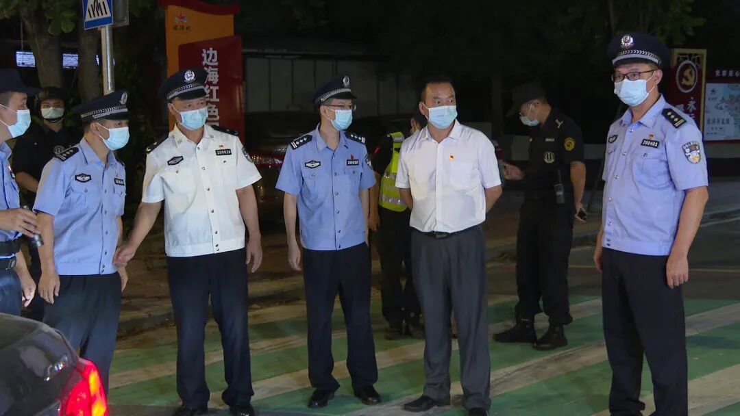 夜幕下阳西县公安局出动300名警力开展清查行动