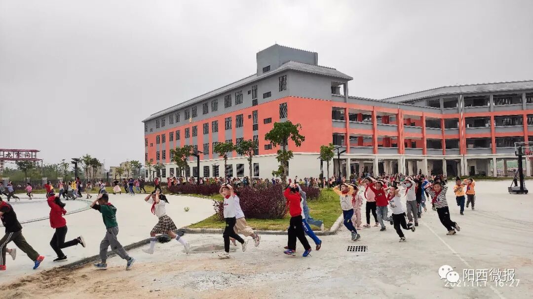 阳西县丹江小学防震减灾应急疏散演练