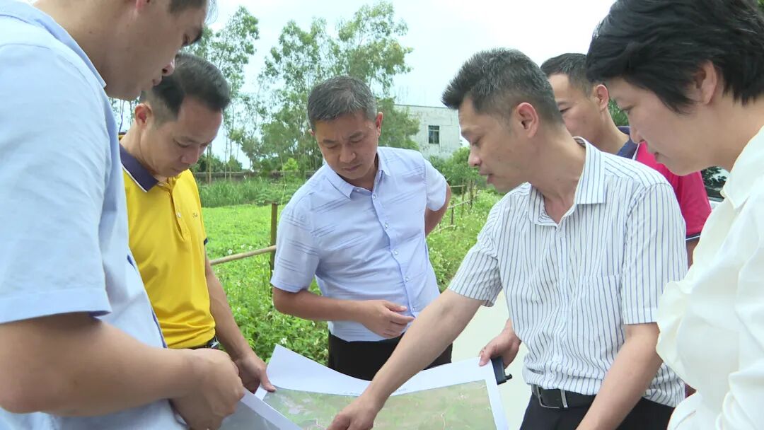 冯远鹏到儒洞镇走访慰问困难学生并调研学校选址工作 -阳西县人民政府