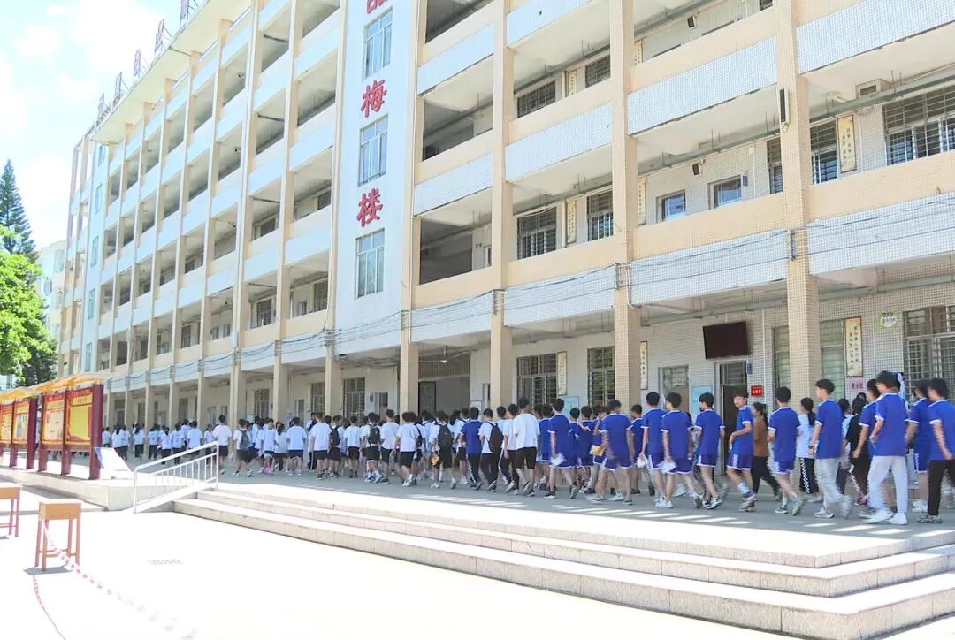 在县奋兴中学考点现场,九年级的考生面带微笑,昂首挺胸,迈着从容的