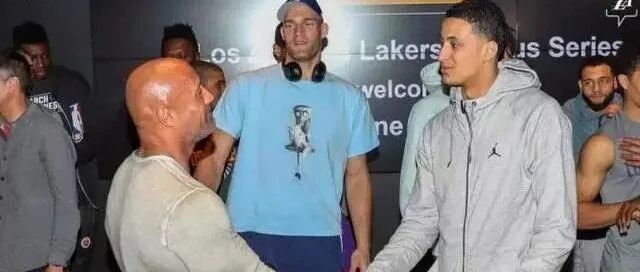 巨石强森肌肉够牛吧？但在NBA巨人前就是弟弟，连库兹马都能秒他