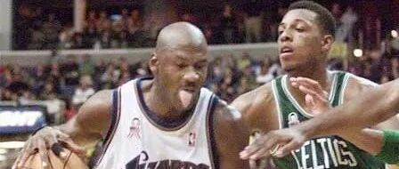 瘦死骆驼比马大！23岁皮尔斯惹怒38岁乔丹，乔老爷狂砍32分