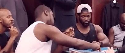 NBA球员在更衣室都干嘛？有人吃东西，汤神看报纸，还有人打麻将