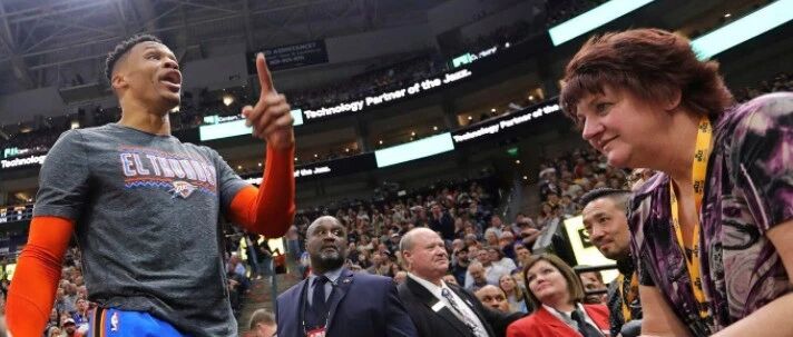 球迷也疯狂！朝威少扔爆米花被禁观赛，一人冲进场内求老詹回骑士