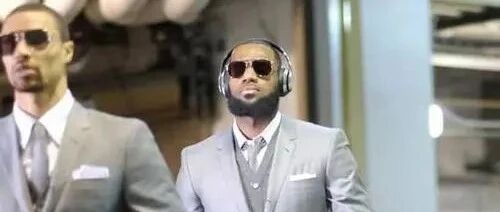 蹭WIFI的詹姆斯真抠门？土豪起来不敢想象，送好友4辆法拉利