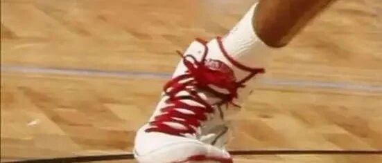 NBA球员力量多强悍？按扁篮球踩爆球鞋，詹皇曾留下恐怖刹车印