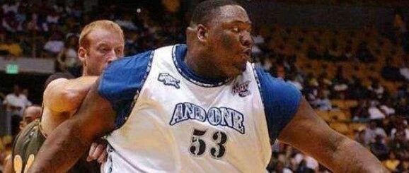 街球界鼎鼎有名的胖子！拥有227公斤体重却和欧文一样灵活！