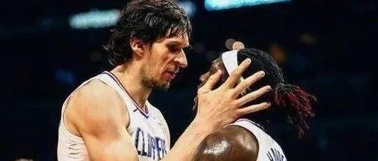 照片感受巨人博班体型多恐怖！手掌比哈雷尔头还大，举高球耍浓眉