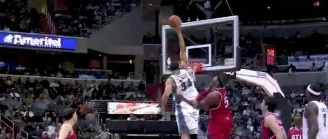 照片不会骗人！有多少人能摸篮板上沿？NBA有2人亲口承认摸到