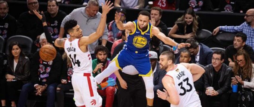 超级巨星的防守待遇：乔丹能安全落地算幸运，詹皇被恶犯能出集锦