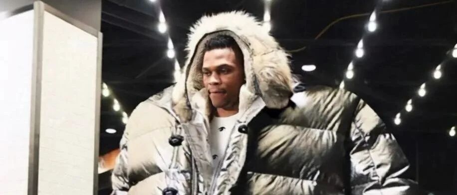 瞎穿衣服乱穿鞋？威少穿大号羽绒服，阿里纳斯穿奢侈品休闲鞋打球