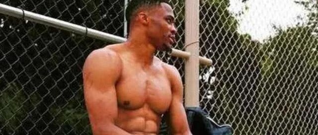 若NBA球星胸肌分4个等级：库里A级，詹姆斯S级，那SSS有多猛？