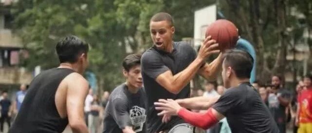 当路人遇见NBA巨人，身材差距一眼可见！格里芬大腿比别人头还大