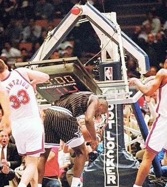 NBA级力量有多逆天?詹姆斯摔倒留下刹车印,奥尼尔摧毁篮板-微信头条网 NBA级力量有多逆天?詹姆斯摔倒留下刹车印,奥尼尔摧毁篮板