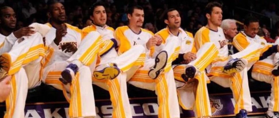 NBA替补席名场面：威少偷吃零食太可爱，一神人躺5张椅子睡觉